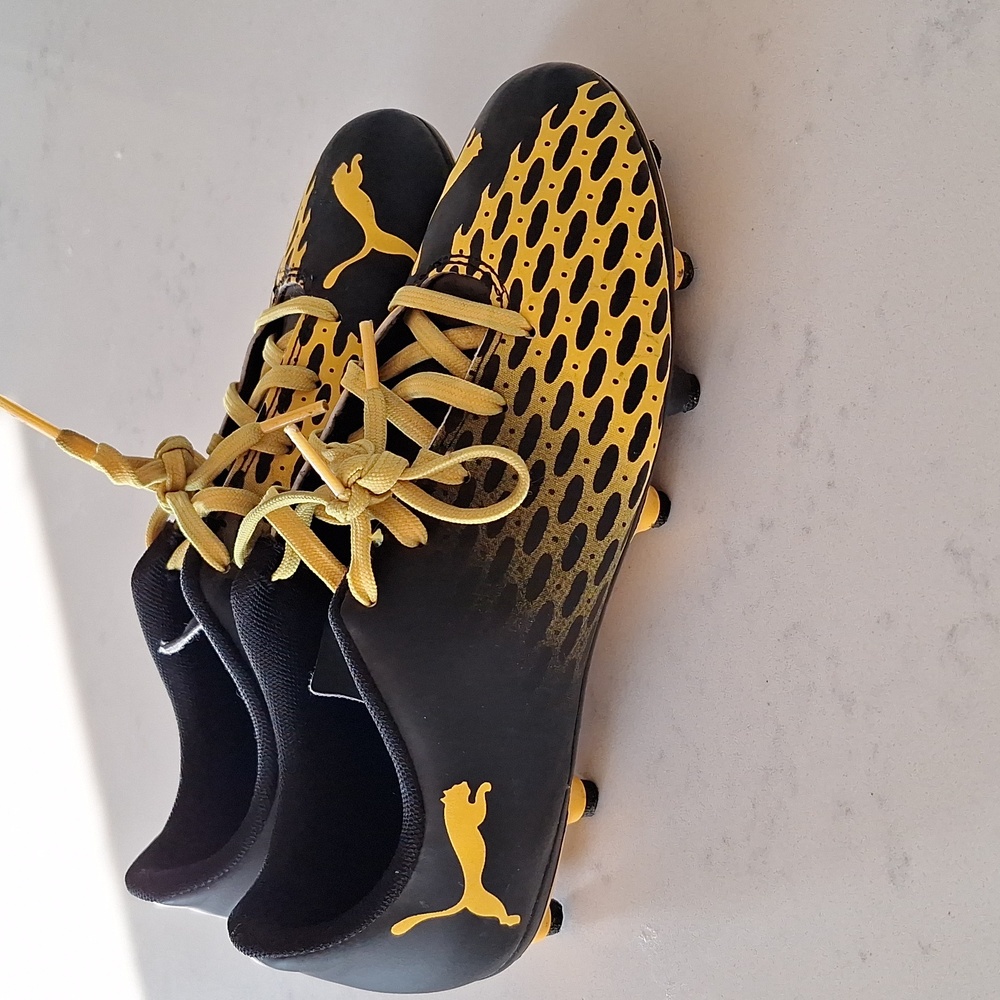 Puma Soccer cleats girl's size 4